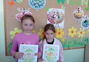 Uczennice z wiosenną kodowanką