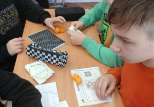 Klasa 6 rozwiązuje zadania matematyczne