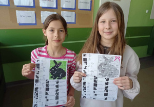 Uczennice klasy 4 z matematyczną świąteczną kodowanką