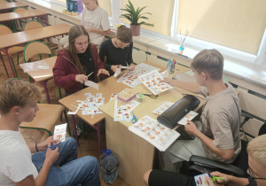 Samorząd Uczniowski przygotowujący się do akcji.