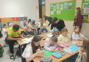 Ósmoklasiści z wizytą u pierwszaków.