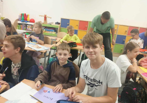 Uczniowie klas 1b i 8b.