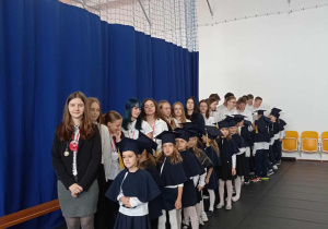 Ósmoklasiści wprowadzają swoich młodszych kolegów.