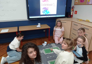 Klasa 5a podczas zajęć z robotem.