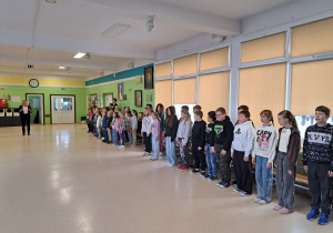 Uczniowie podczas śpiewania hymnu