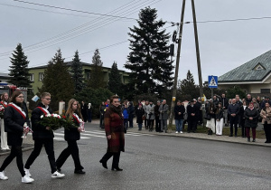 złożenie kwiatów przez uczniów i panią dyrektor