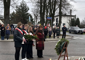 złożenie kwiatów przez uczniów i panią dyrektor