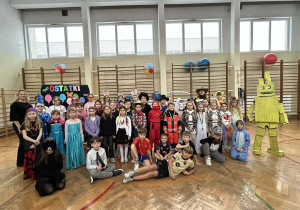 Zdjęcie grupowe przebranych uczniów