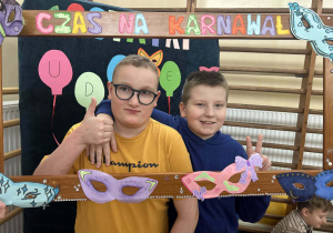 Uczniowie w karnawałowej ramce