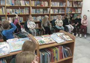 Uczniowie w odwiedzinach w bibliotece
