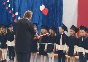 Pani Dyrektor pasuje uczniów