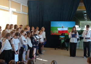 Chór szkolny śpiewa piosenki patriotyczne