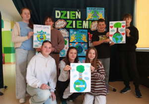 Uczniowie klasy 6b prezentują swoje prace plastyczne.