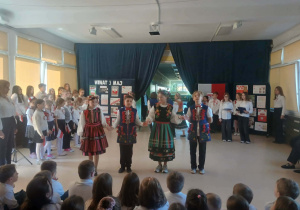 Polonez w wykonaniu uczniów klas czwartych.