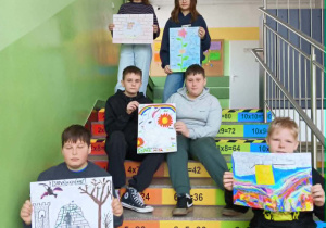 Uczniowie prezentują swoje prace.