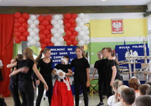 Uczniowie klasy VI a podczas tańca symbolizującego utracenie i odzyskanie niepodległości.