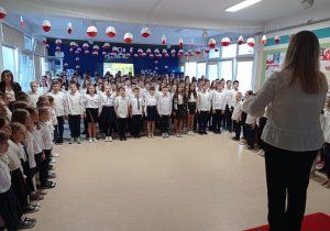 Uczniowie śpiewają Hymn Państwowy.