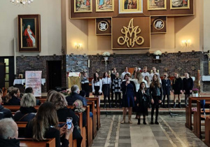 Występy szkolnego chóru w kościele w Rokicinach.