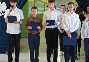 Chłopcy z Samorządu Uczniowskiego składają życzenia wszystkim paniom.