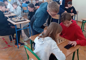 Uczniowie grają w szachy.