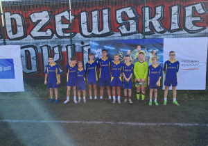 Drużyna uczniów reprezentujących szkołę w turnieju piłki nożnej