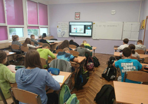 Klasa 4b w czasie lekcji o oszczędzaniu.