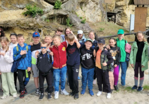 Klasa 4b z wychowawczynią.