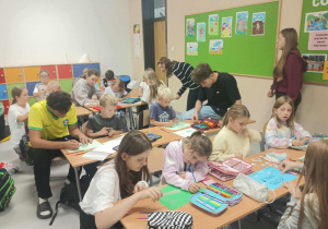 Ósmoklasiści z wizytą u pierwszaków.