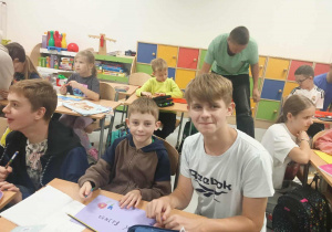 Uczniowie klas 1b i 8b.
