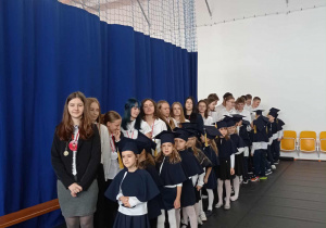 Ósmoklasiści wprowadzają swoich młodszych kolegów.