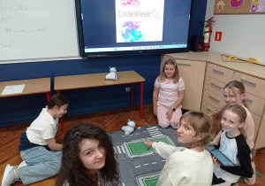 Klasa 5a podczas zajęć z robotem.