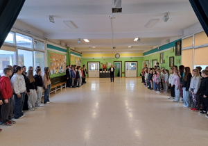 Uczniowie podczas śpiewania hymnu