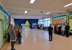 Uczniowie podczas śpiewania hymnu