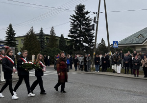 złożenie kwiatów przez uczniów i panią dyrektor