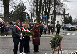 złożenie kwiatów przez uczniów i panią dyrektor