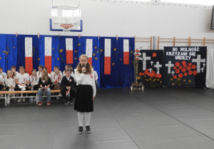 Uczennica śpiewa patriotyczną pieśń