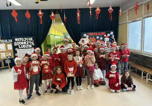 Wspólne zdjęcie uczniów klasy 2 z mikołajem