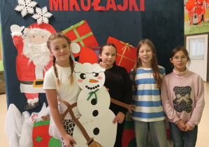 Uczennice dekorują hol szkolny