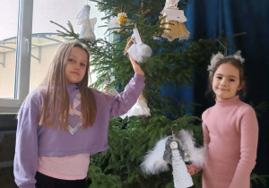 Uczennice z wykonanymi aniołami