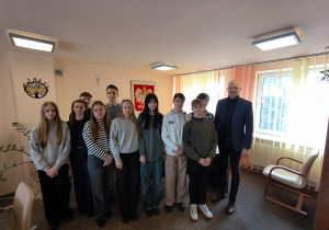 Uczniowie klas 8 z panem Wójtem