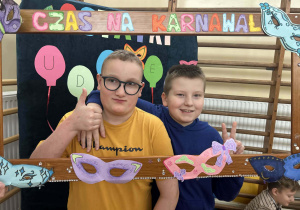 Uczniowie w karnawałowej ramce