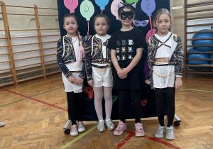 Uczennice podczas zabawy karnawałowej