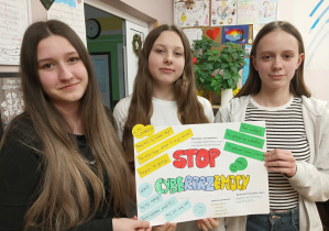 Uczennice klasy 7b prezentują swoje prace.