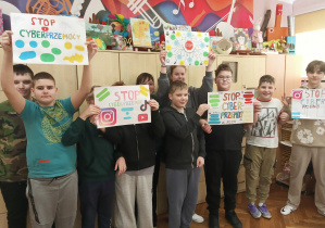 Uczniowie klasy 6b prezentują swoje prace.