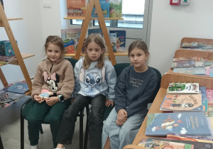 Uczniowie w bibliotece