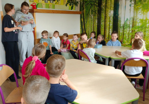 Uczennice czytają uczniom klas młodszych