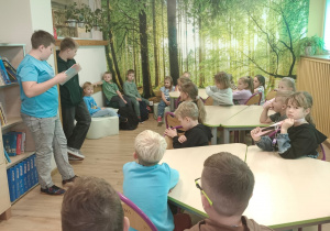 Uczniowie klasy 7b czytają kolegom