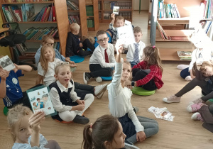 Uczniowie w odwiedzinach w bibliotece