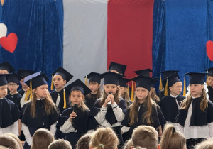 Uczniowie klas pierwszych podczas przedstawienia