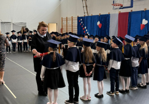 Pani Dyrektor pasuje uczniów